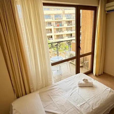 Apartmán With Pool View